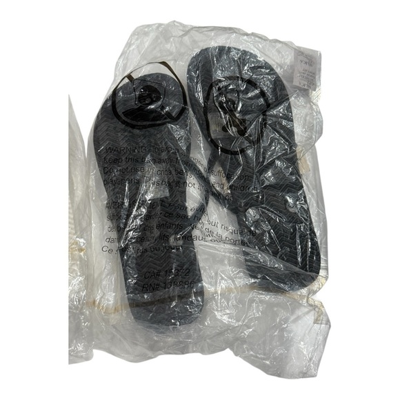 Joe Fresh Flip Flops Set Black Striped and Champagne Size 6 - Picture 5 of 5